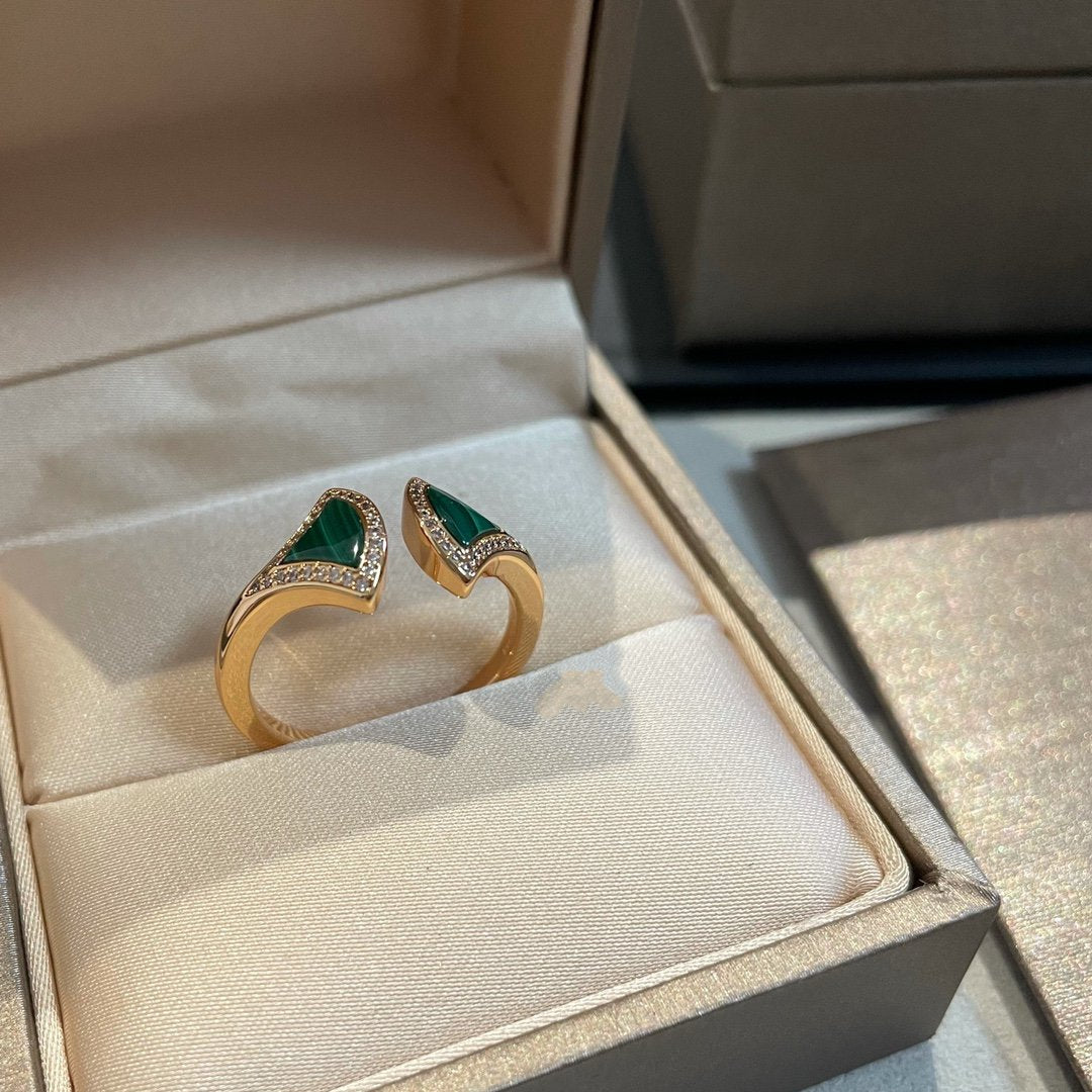 [Angela Jewellery] Offener Ring mit Traummalachit und Diamanten