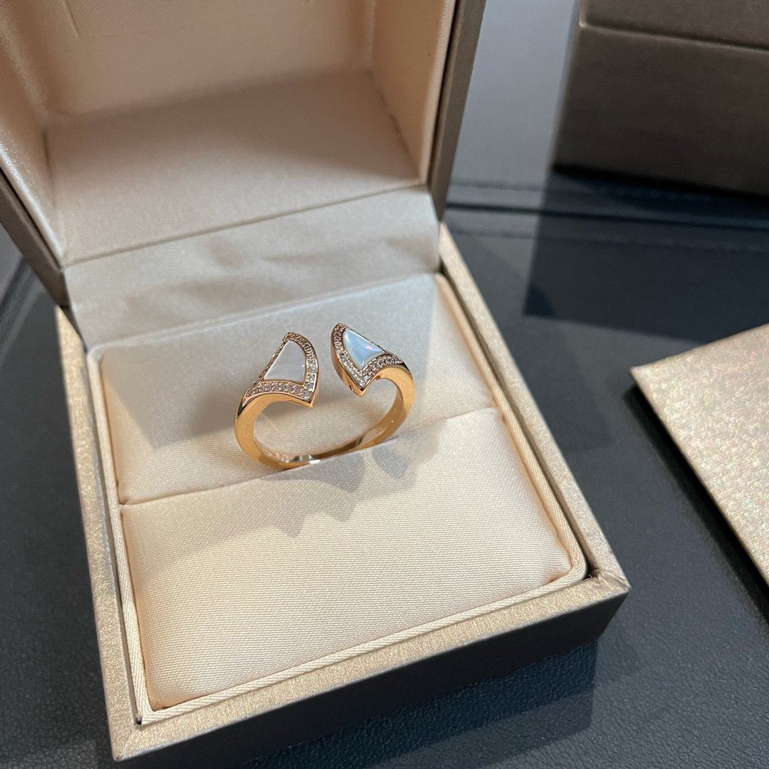 [Angela Schmuck] Offener Ring mit Diamanten im Traummops-Design