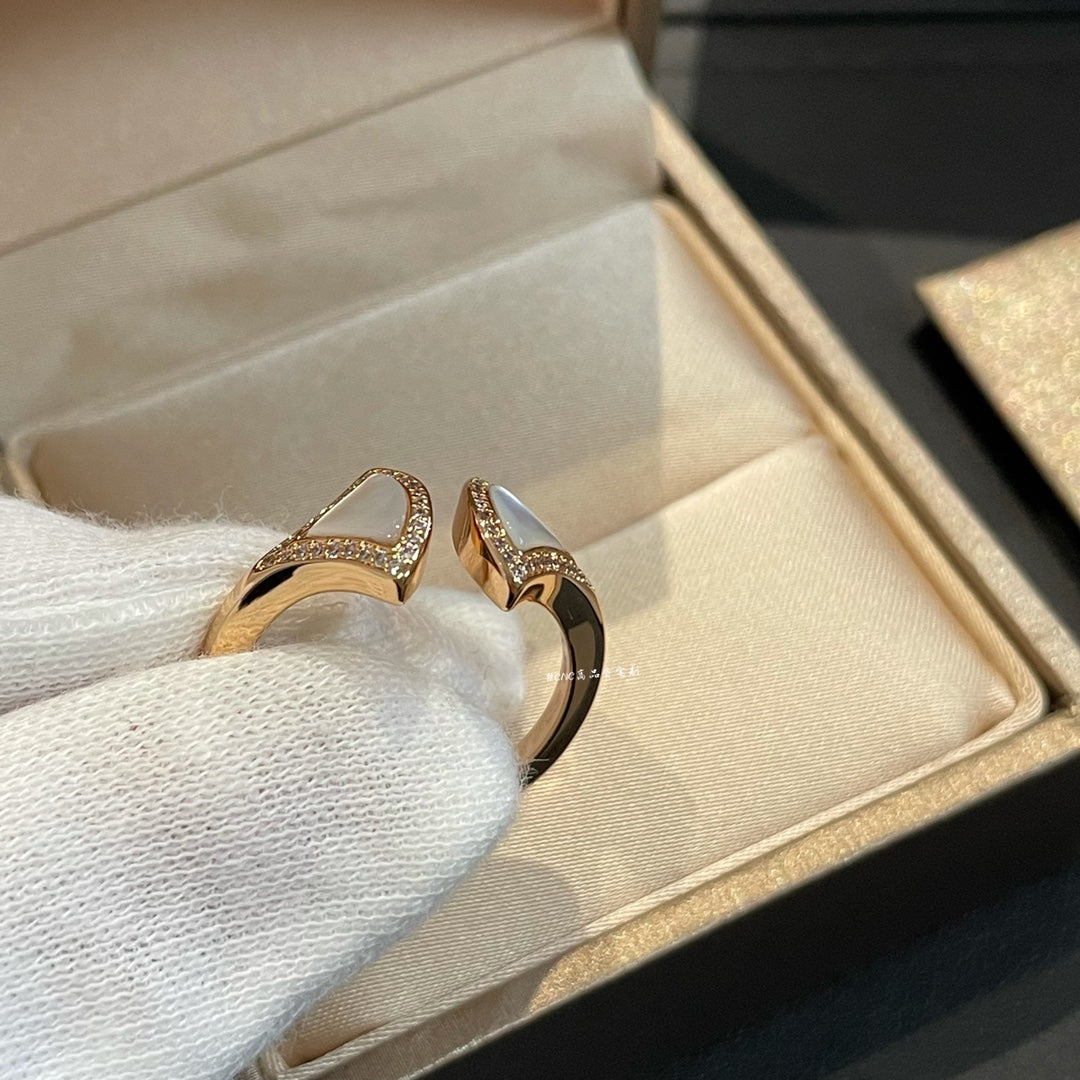 [Angela Schmuck] Offener Ring mit Diamanten im Traummops-Design