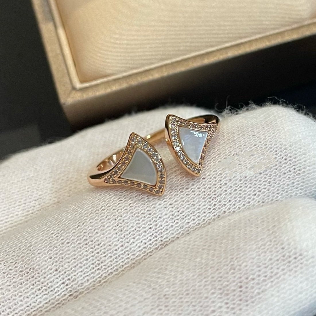 [Angela Schmuck] Offener Ring mit Diamanten im Traummops-Design