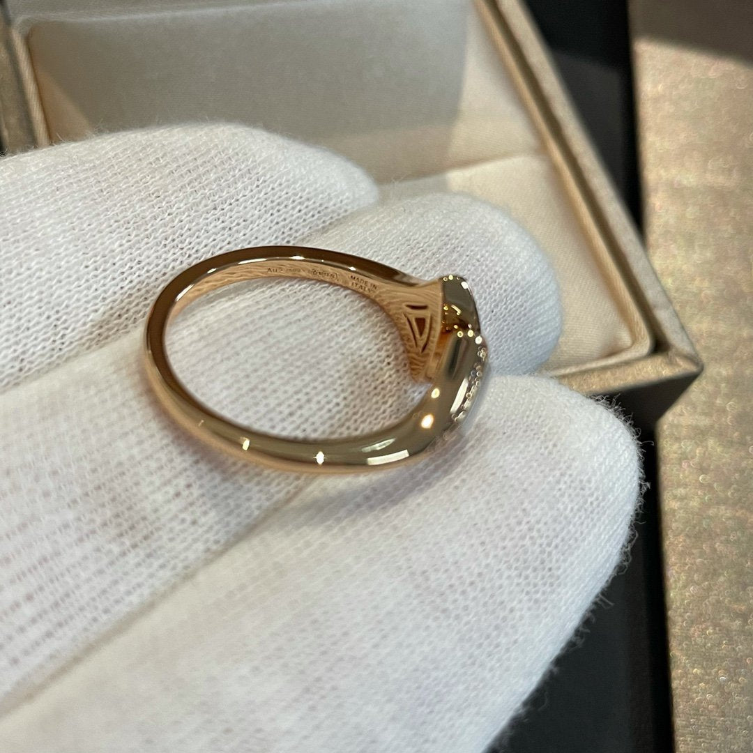 [Angela Schmuck] Offener Ring mit Diamanten im Traummops-Design