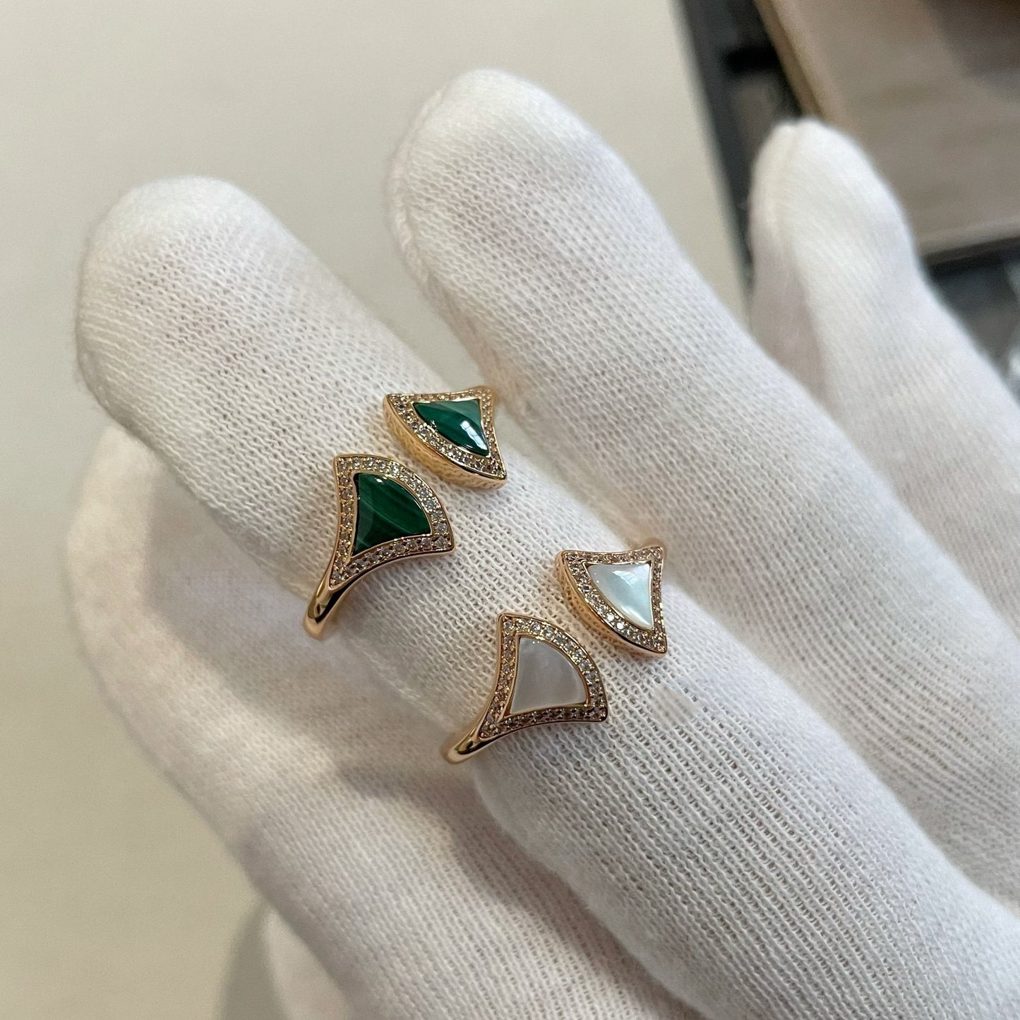 [Angela Schmuck] Offener Ring mit Diamanten im Traummops-Design