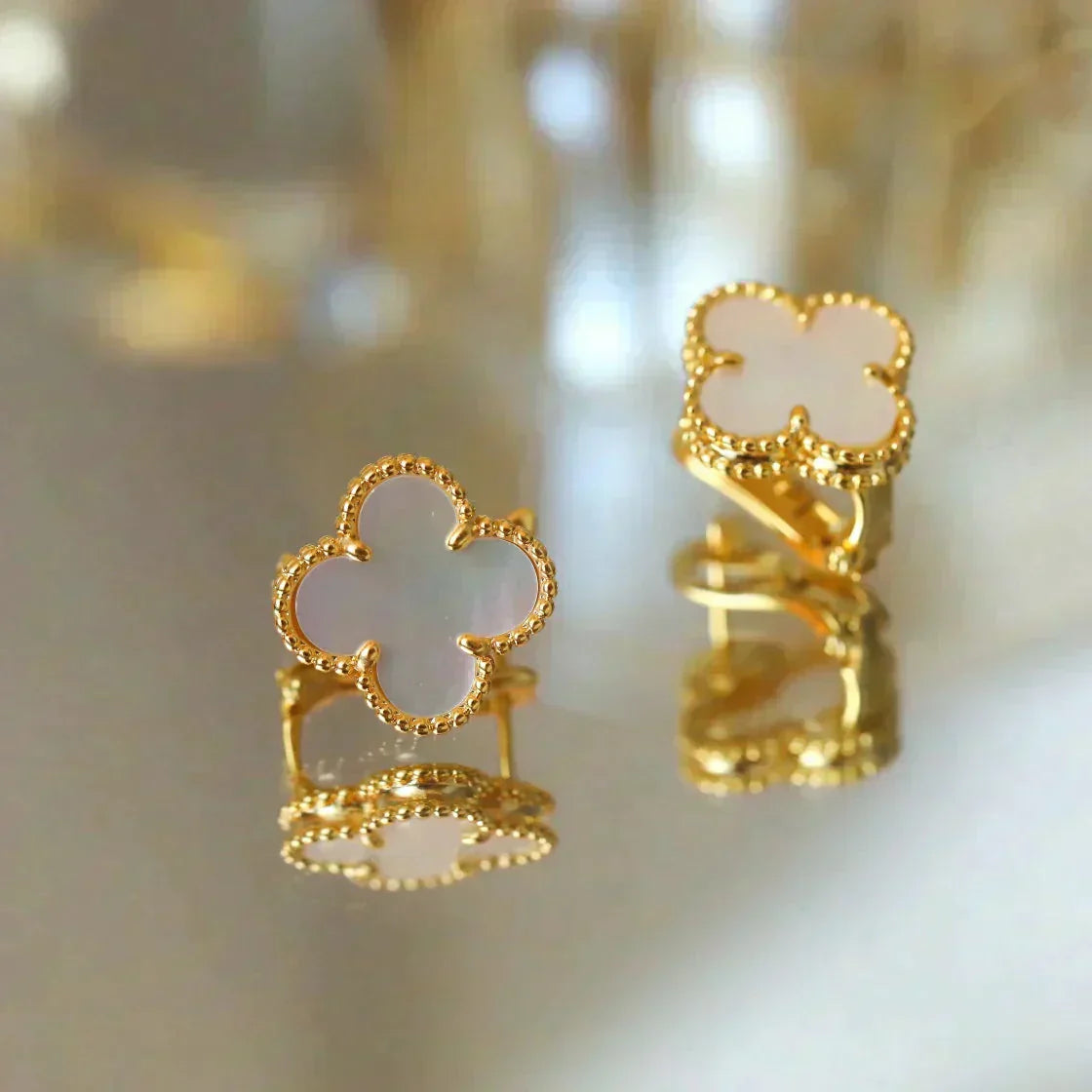 [Angela Jewellery]CLOVER MEDIUM 1 MOTIFS WEISSE MOP-OHRSTECKER