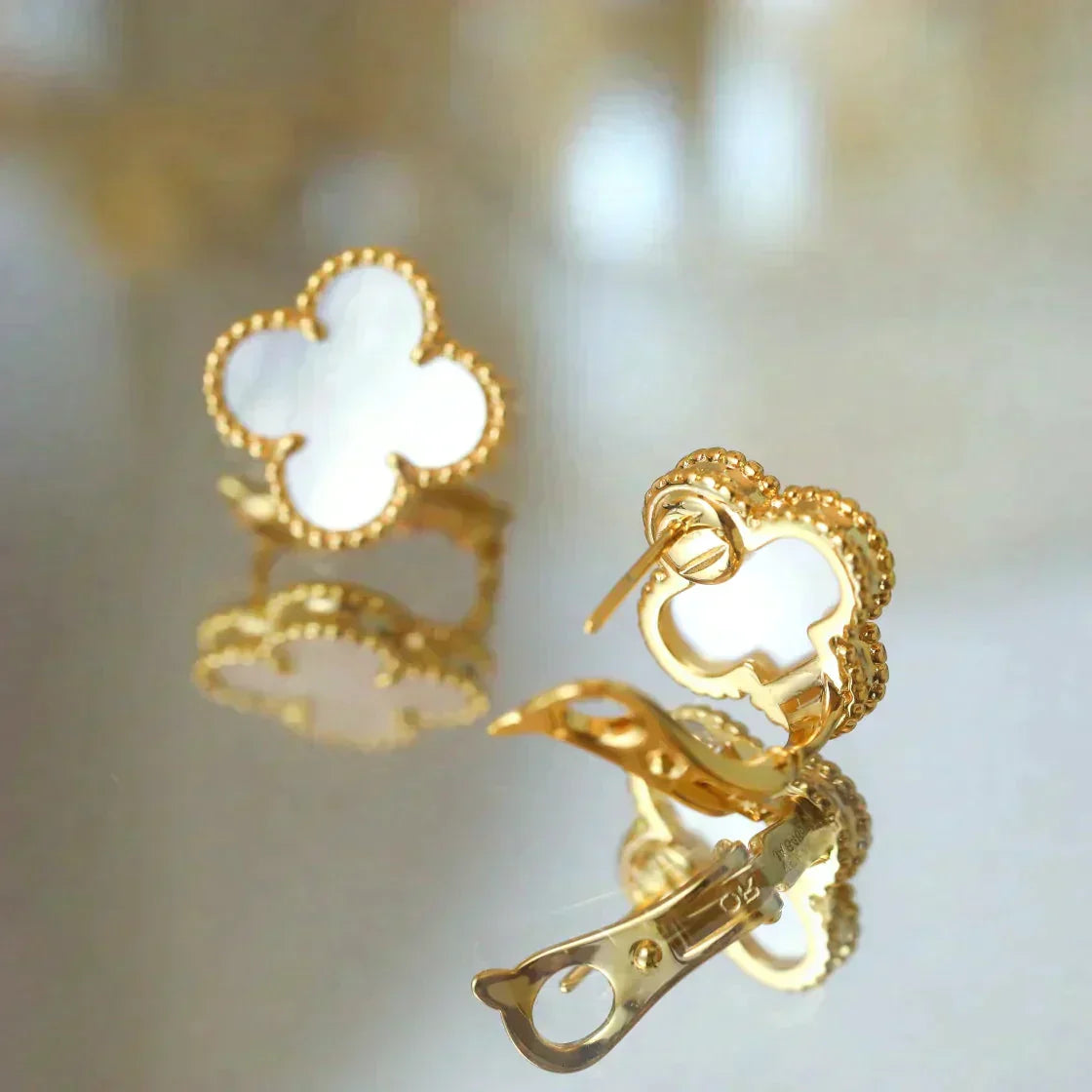 [Angela Jewellery]CLOVER MEDIUM 1 MOTIFS WEISSE MOP-OHRSTECKER