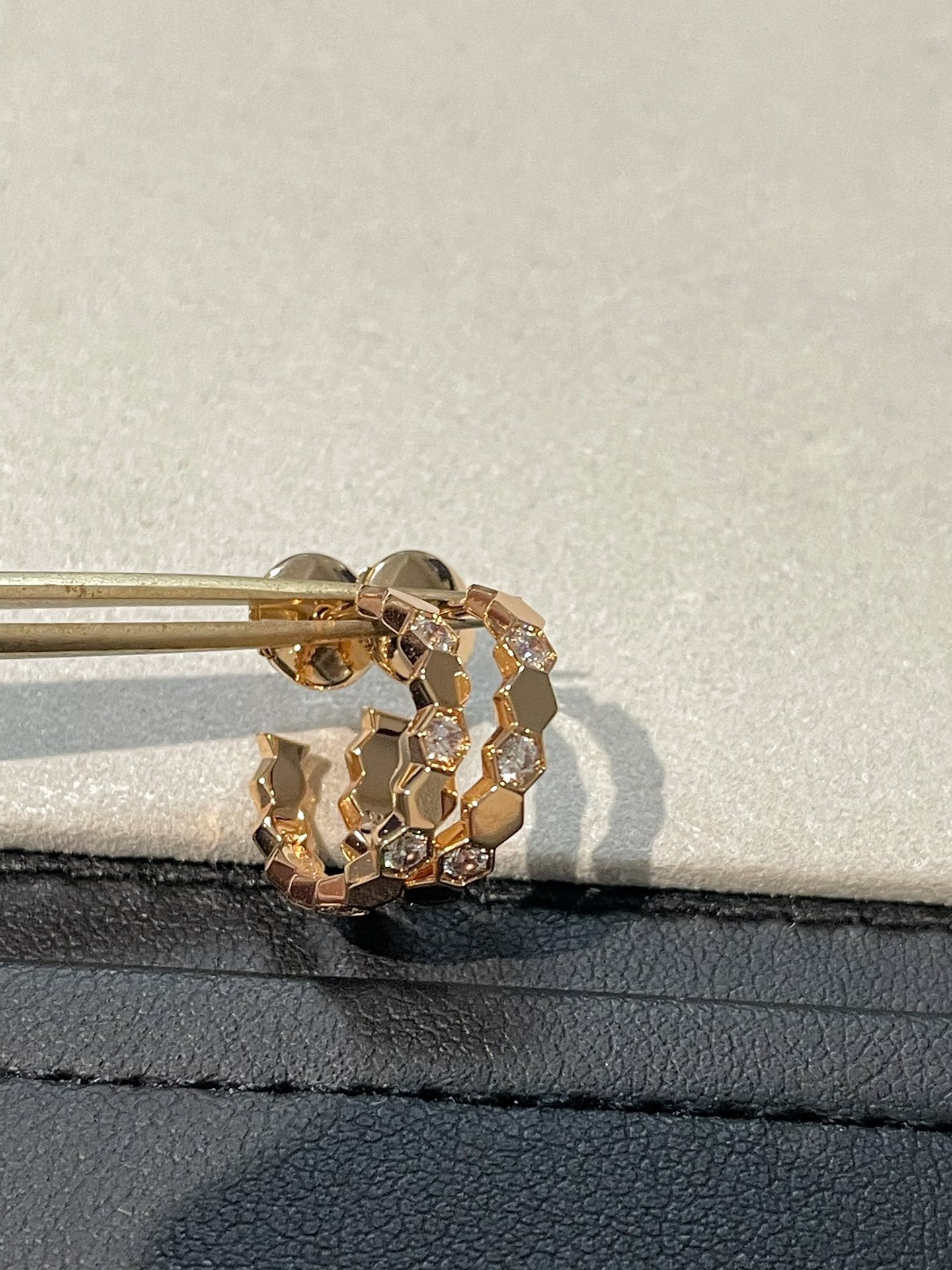 [Angela Schmuck] Hohler Ring in Form eines vierblättrigen Kleeblatts