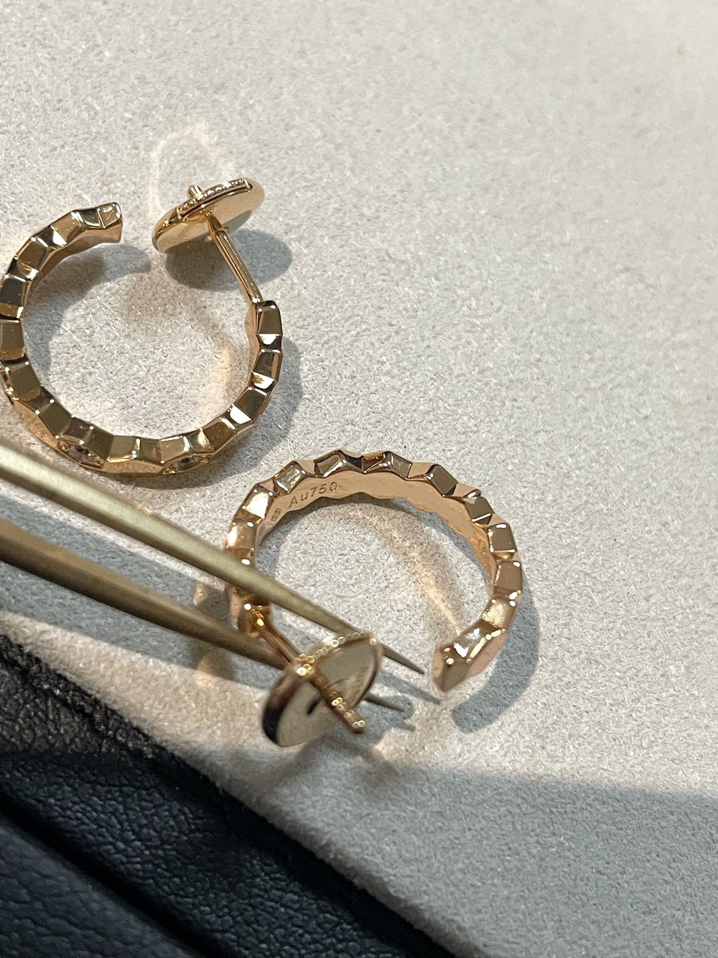 [Angela Schmuck] Hohler Ring in Form eines vierblättrigen Kleeblatts