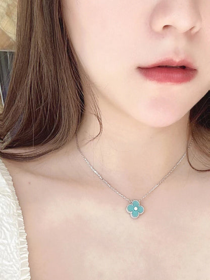 [アンジェラジュエリー]クローバー 1粒ダイヤモンド ライトブルー シルバーネックレス