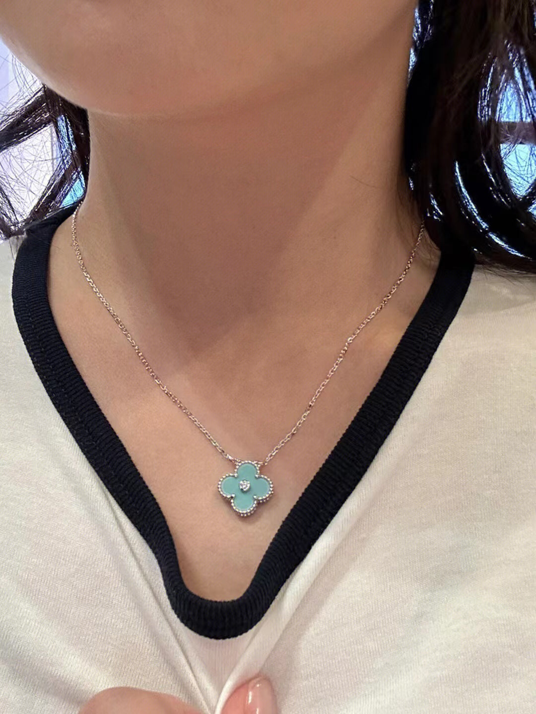 [アンジェラジュエリー]クローバー 1粒ダイヤモンド ライトブルー シルバーネックレス