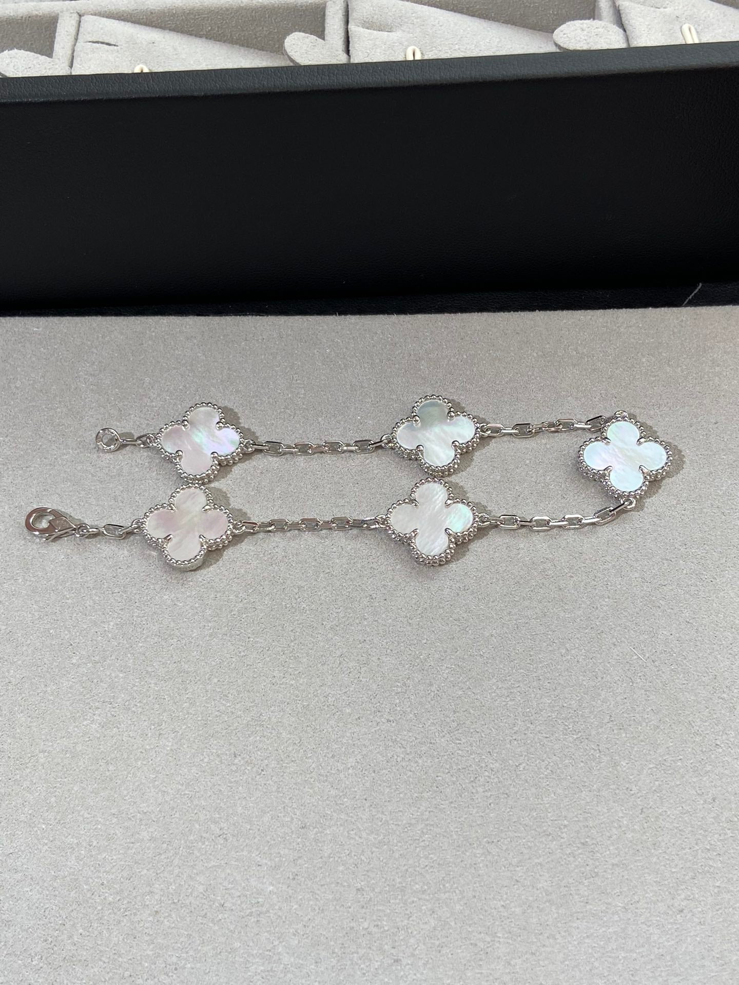 [Angela Jewellery]CLOVER SILVER MOP 5 MOTIF BRACELET
