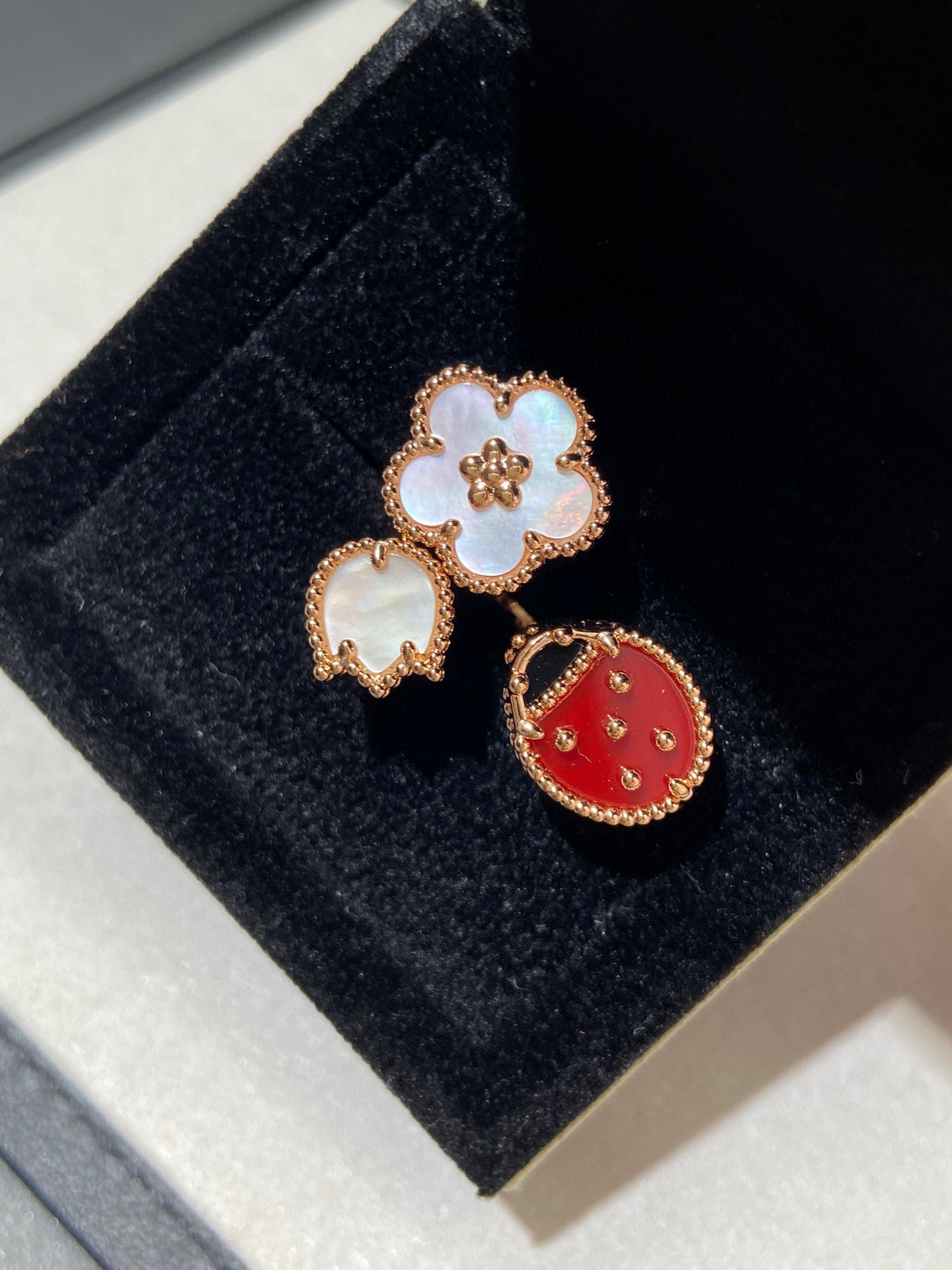 [Angela Schmuck] RING AUS ROSÉGOLD MIT GLÜCKS-3-MOTIV