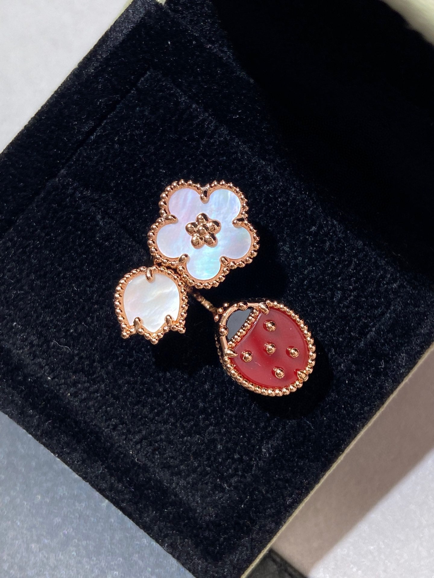 [Angela Schmuck] RING AUS ROSÉGOLD MIT GLÜCKS-3-MOTIV