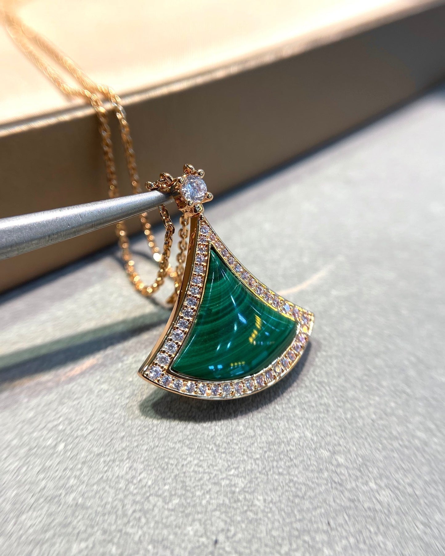 [Angela Jewellery] Halskette aus Roségold mit Malachit und Diamanten
