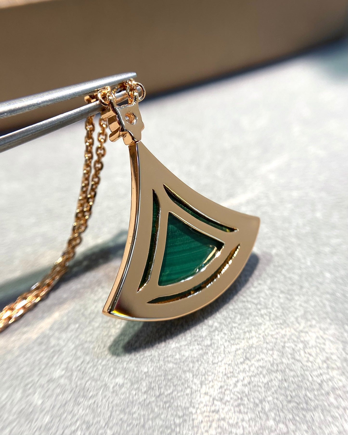 [Angela Jewellery] Halskette aus Roségold mit Malachit und Diamanten