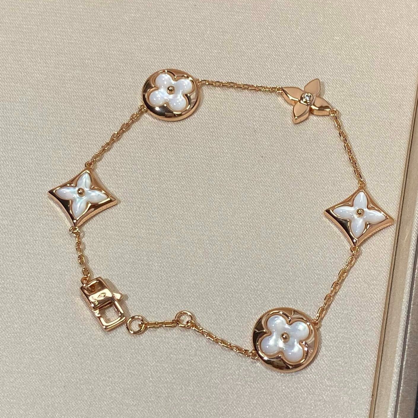 [Angela Jewellery]Armband mit Stern- und Sonnenmotiv, 5 Perlmutt-Rotgold