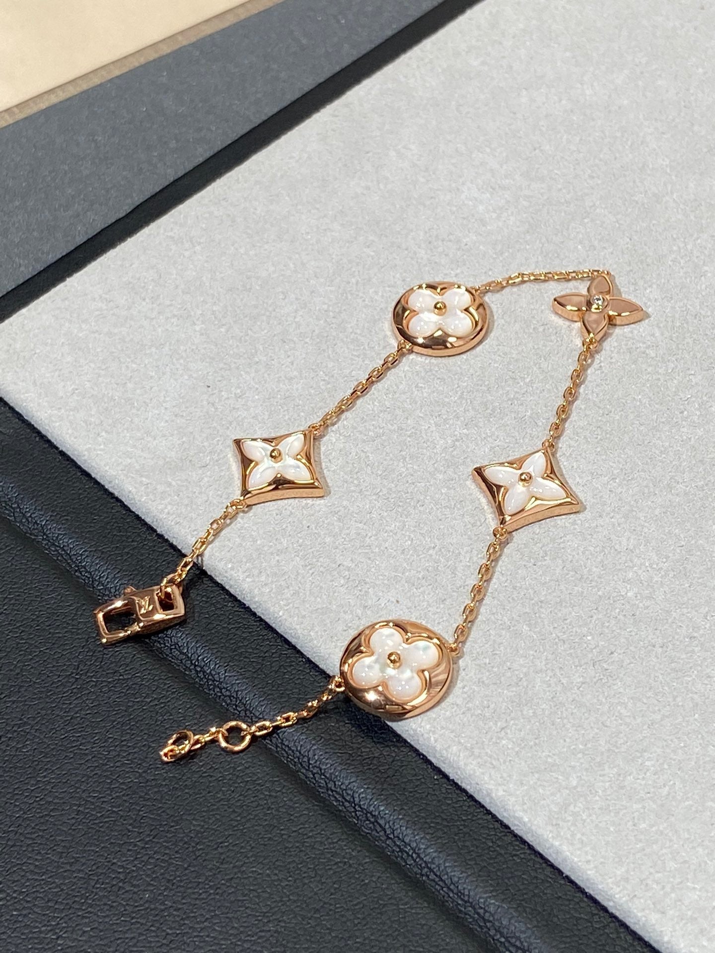 [Angela Jewellery]Armband mit Stern- und Sonnenmotiv, 5 Perlmutt-Rotgold