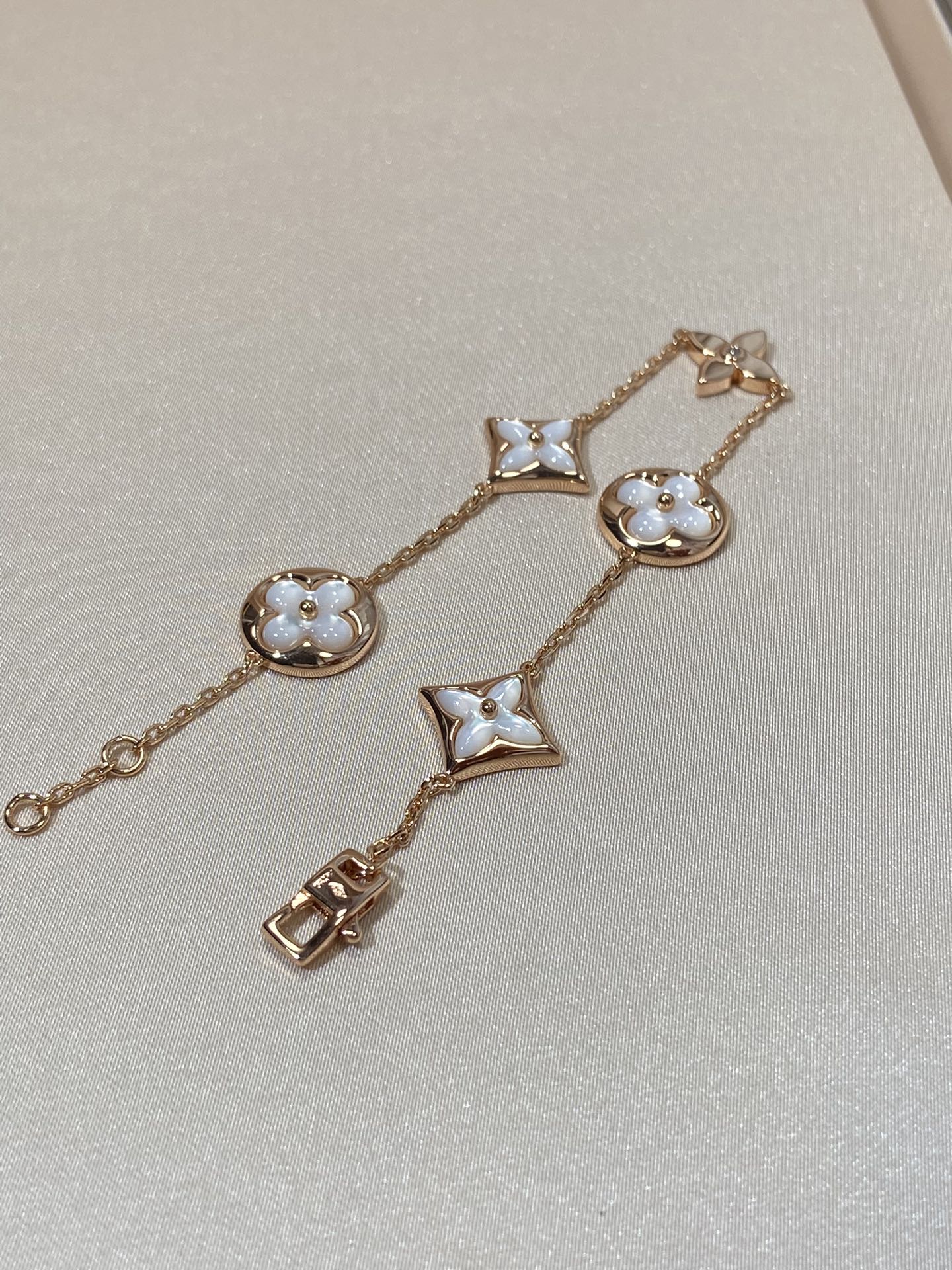 [Angela Jewellery]Armband mit Stern- und Sonnenmotiv, 5 Perlmutt-Rotgold