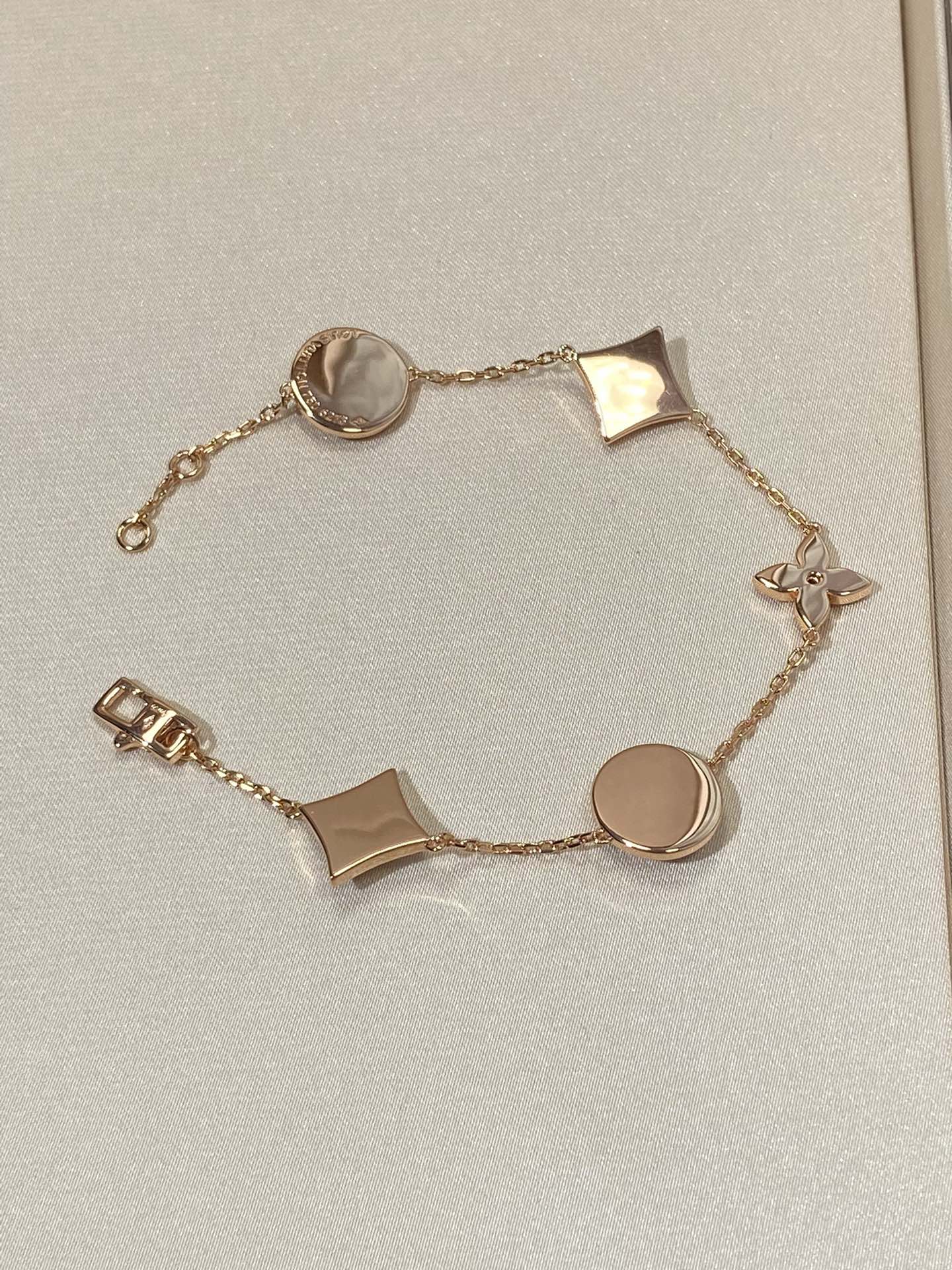 [Angela Jewellery]Armband mit Stern- und Sonnenmotiv, 5 Perlmutt-Rotgold