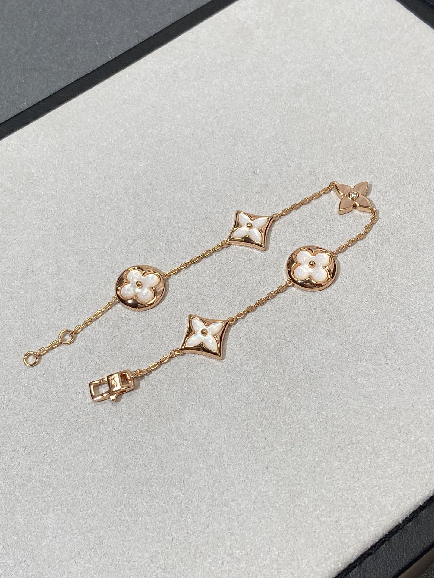 [Angela Jewellery]Armband mit Stern- und Sonnenmotiv, 5 Perlmutt-Rotgold