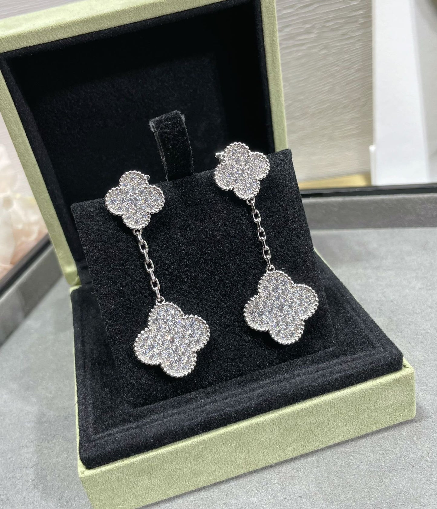 [Angela Jewellery] Kleeblatt-Ohrringe mit zwei Motiven und Diamanten