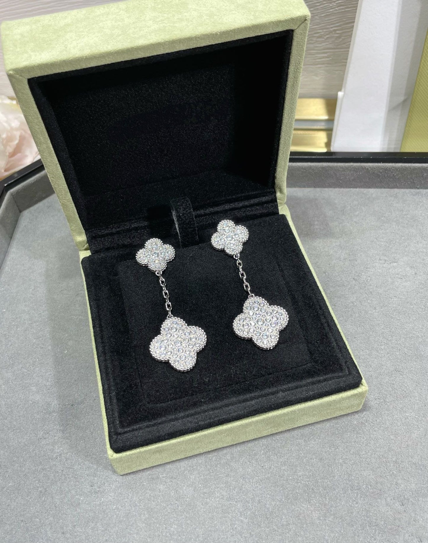 [Angela Jewellery] Kleeblatt-Ohrringe mit zwei Motiven und Diamanten