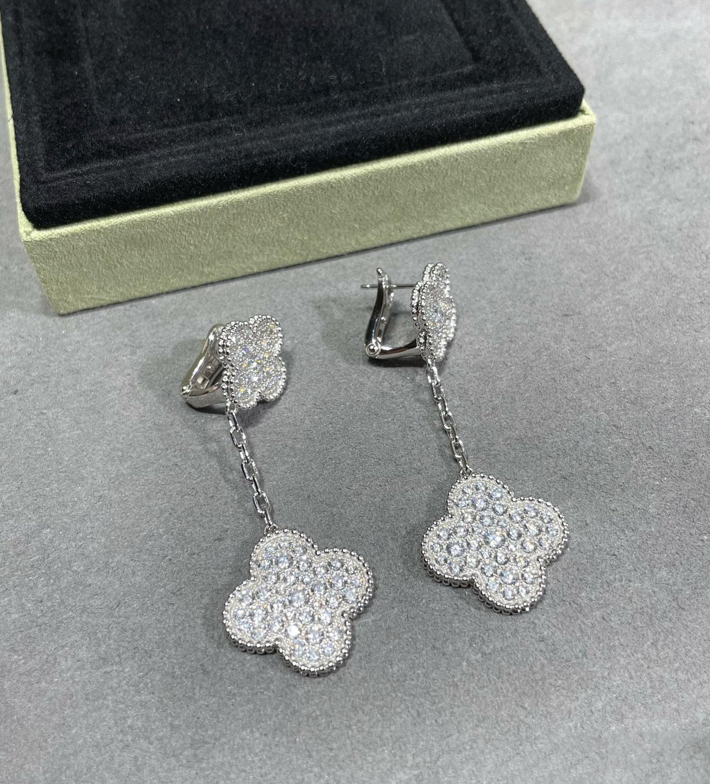 [Angela Jewellery] Kleeblatt-Ohrringe mit zwei Motiven und Diamanten