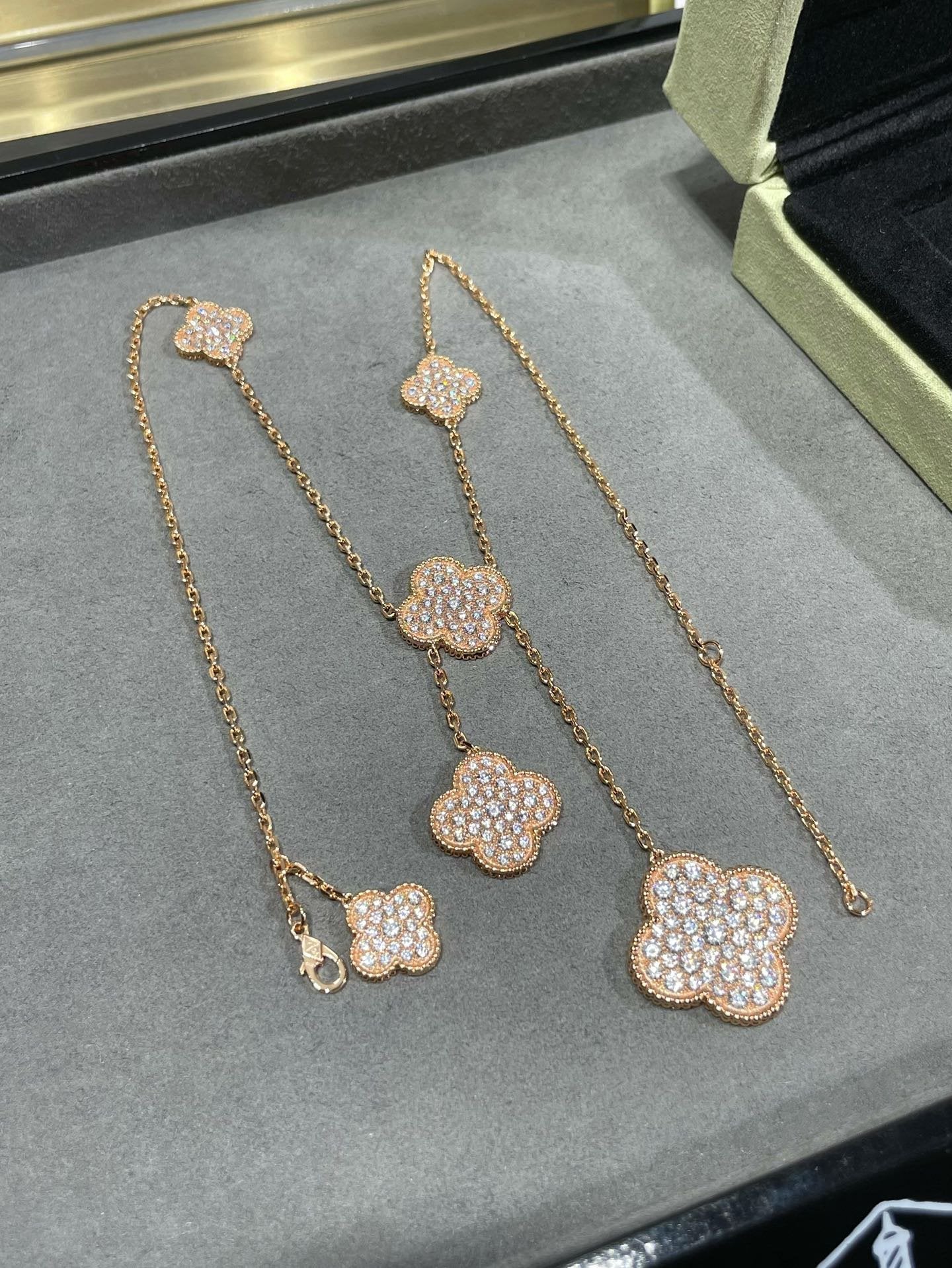 [Angela Jewellery]CLOVER 6 MOTIF DIAMOND PAVED NECKLACE