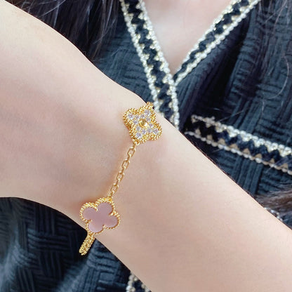 [Angela Schmuck] Armband mit Kleeblatt-Motiv und 5 Diamanten in Rosa-Perlen-Roségold