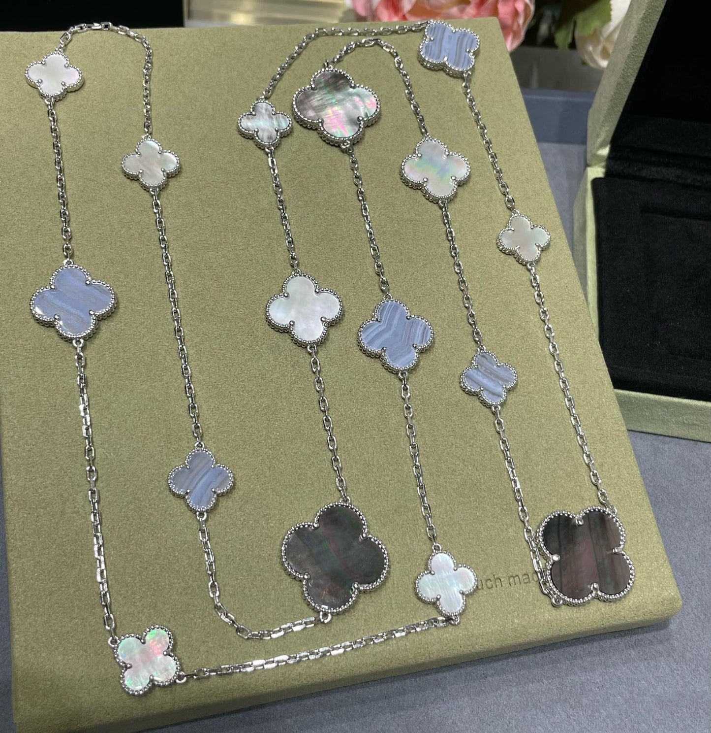 [アンジェラジュエリー]クローバー 16モチーフ カルセドニー モップ シルバーネックレス
