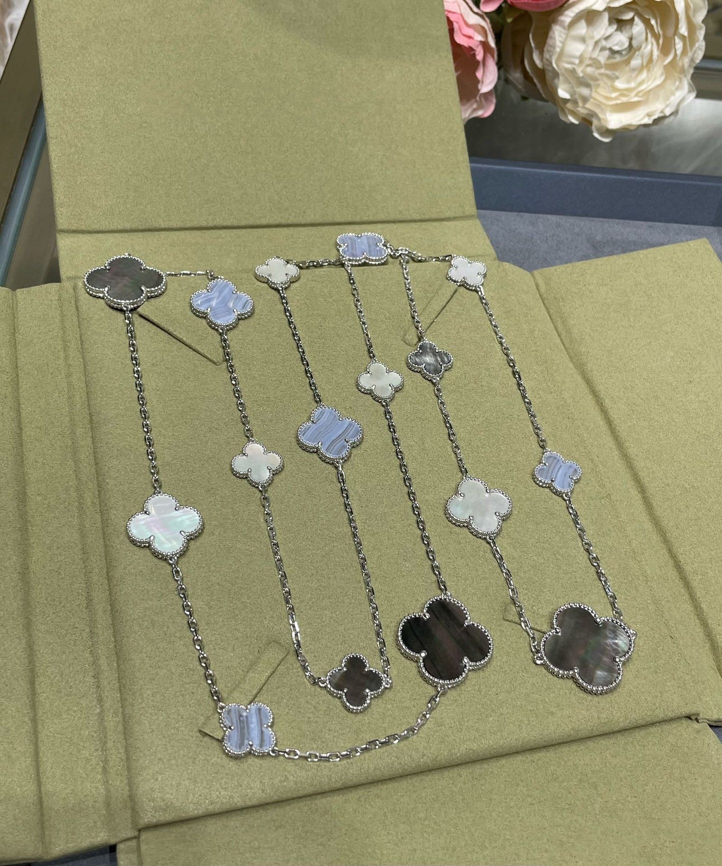 [アンジェラジュエリー]クローバー 16モチーフ カルセドニー モップ シルバーネックレス