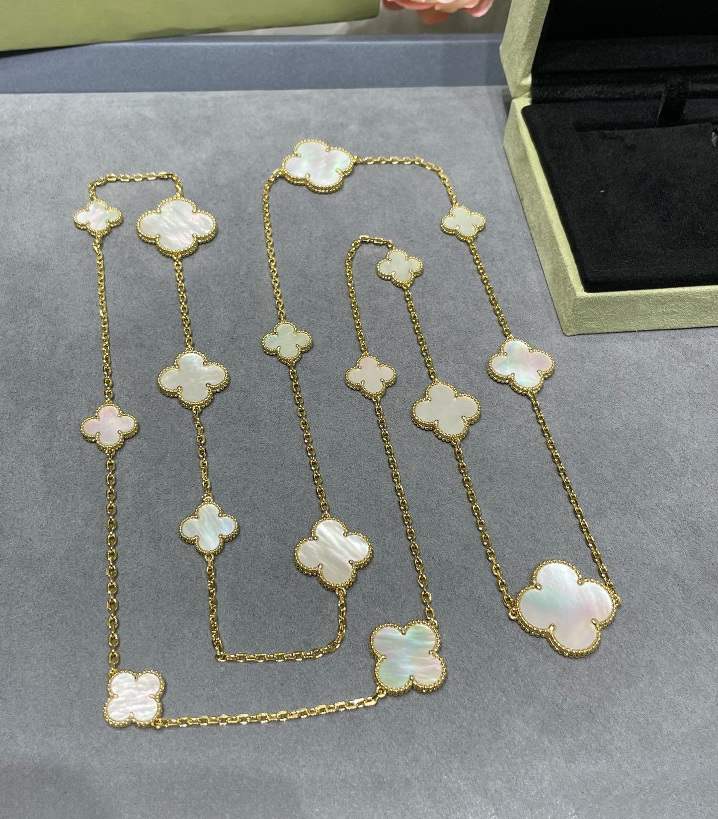 [アンジェラジュエリー]クローバー 16モチーフ ホワイトモップゴールドネックレス