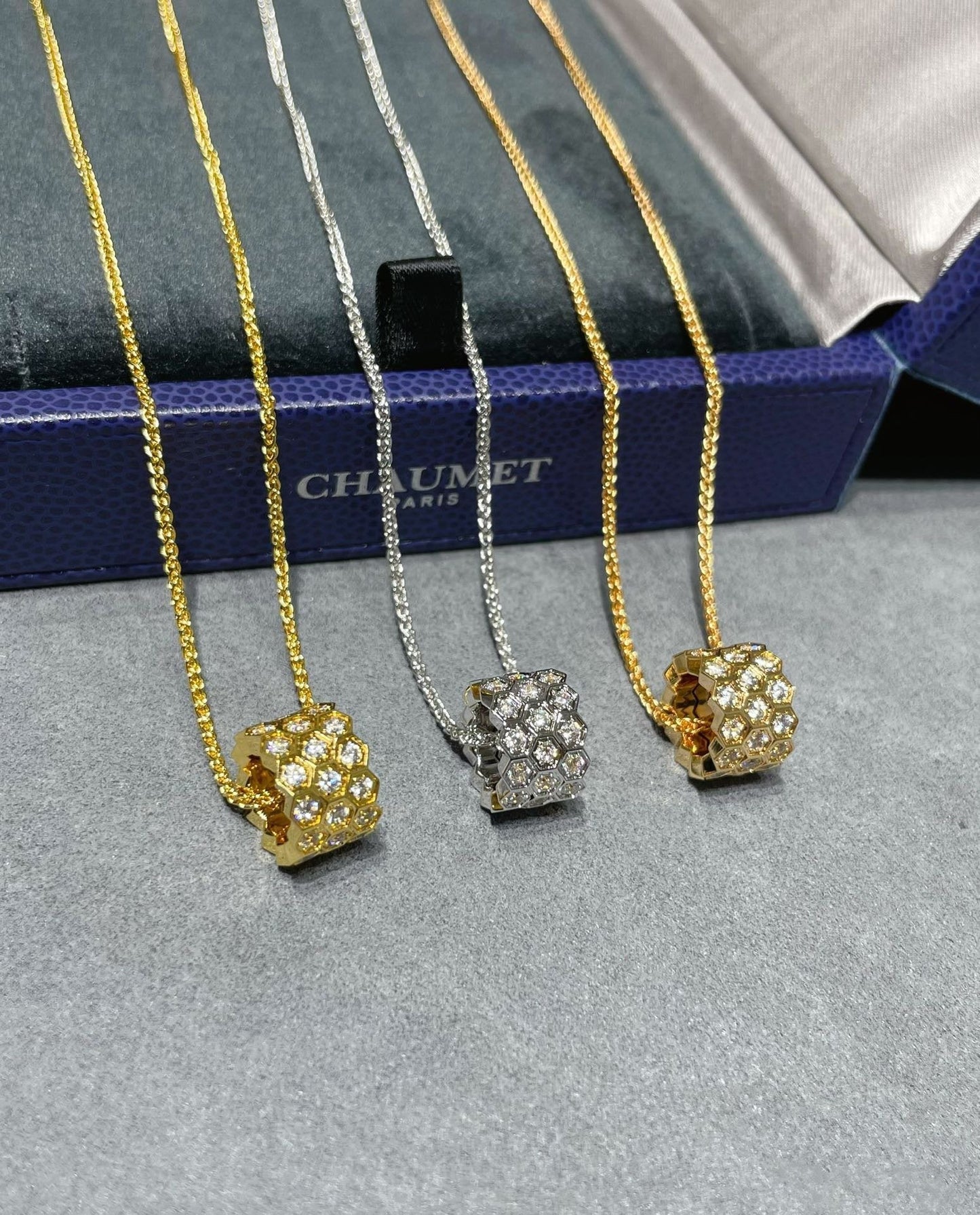 [Angela Schmuck] BEE LOVE 3-REIHIGE HALSKETTE MIT DIAMANTEN 