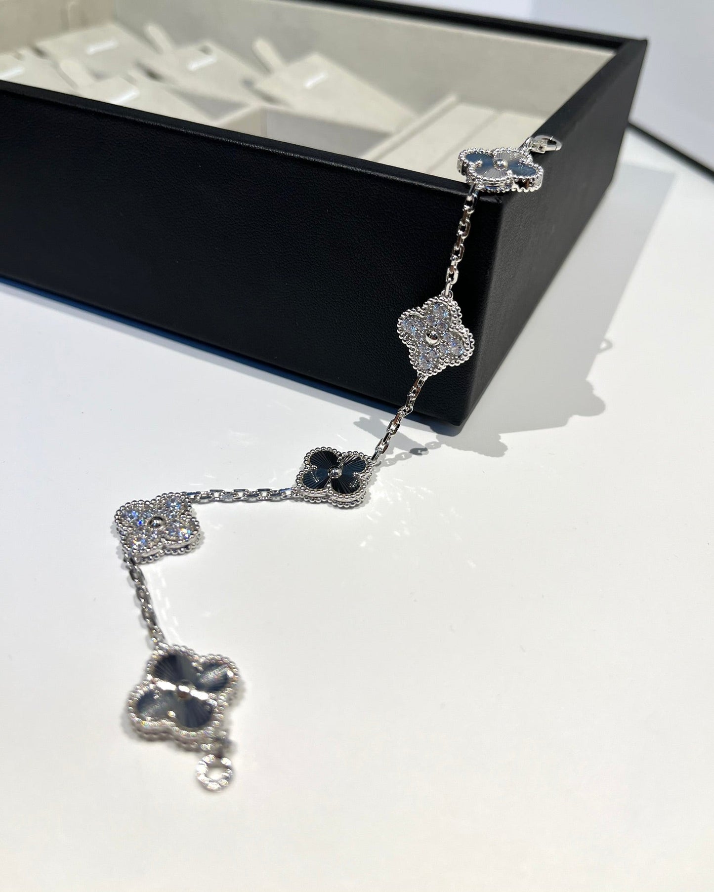 [Angela Jewellery]Silberarmband mit Kleeblatt-Motiv und Diamanten