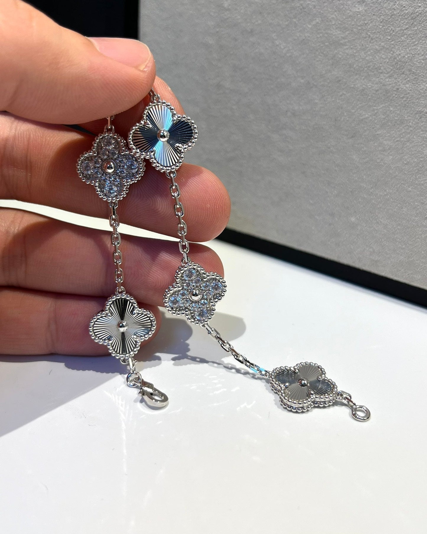 [Angela Jewellery]Silberarmband mit Kleeblatt-Motiv und Diamanten