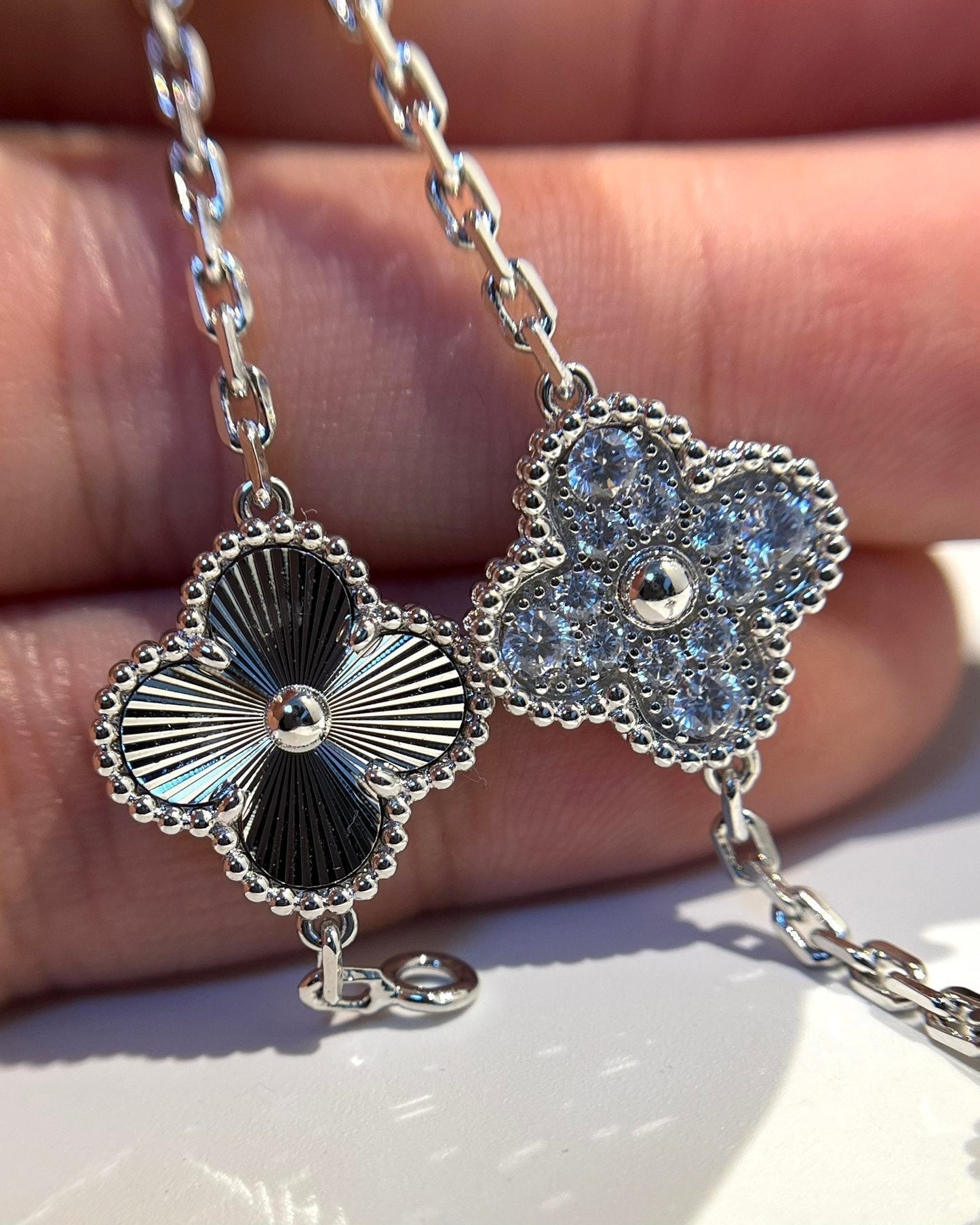 [Angela Jewellery]Silberarmband mit Kleeblatt-Motiv und Diamanten