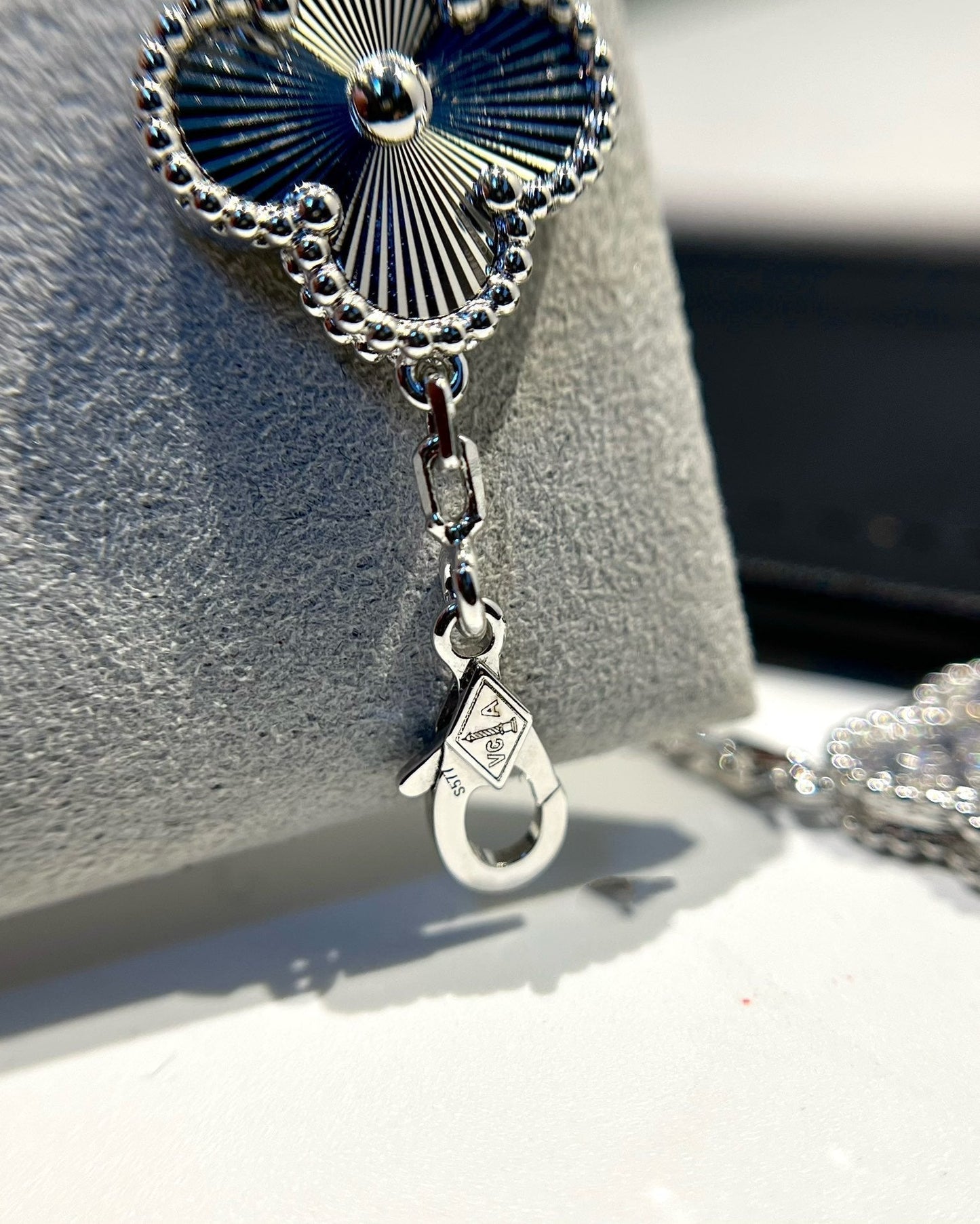 [Angela Jewellery]Silberarmband mit Kleeblatt-Motiv und Diamanten