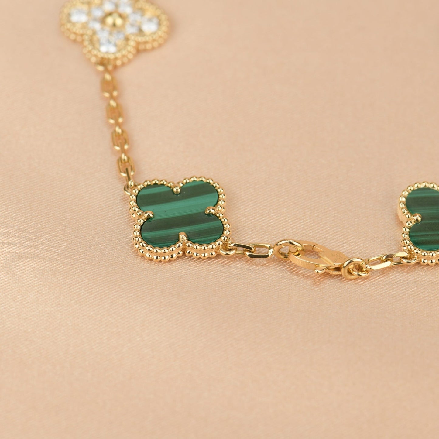 [Angela Schmuck] Armband mit Kleeblatt-Motiv und Malachit-Diamanten