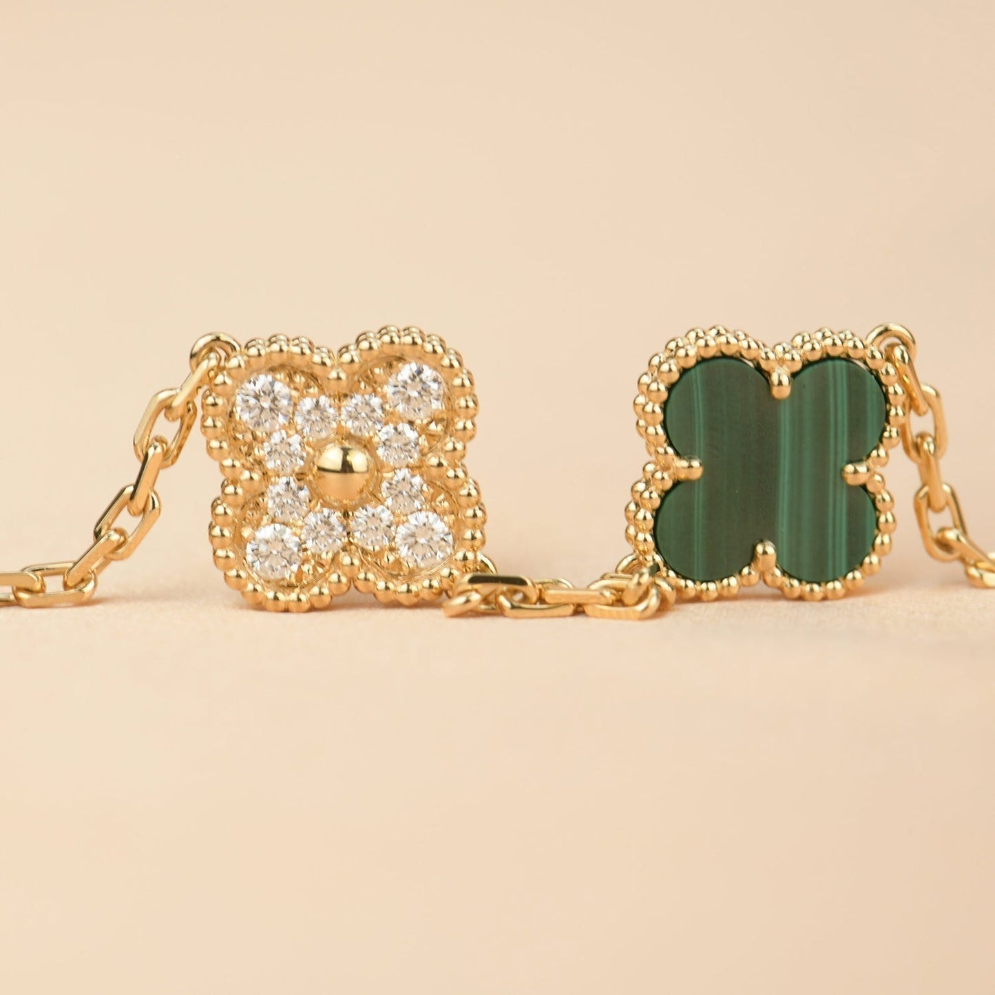 [Angela Schmuck] Armband mit Kleeblatt-Motiv und Malachit-Diamanten