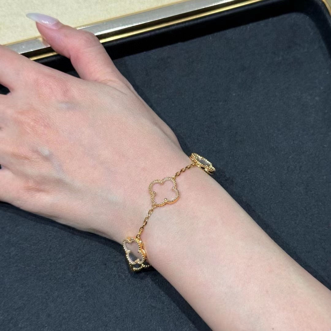 [Angela Jewellery] Armband mit Kleeblatt-Motiv und Bergkristall in Roségold