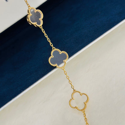 [Angela Jewellery] Armband mit Kleeblatt-Motiv und Bergkristall in Roségold
