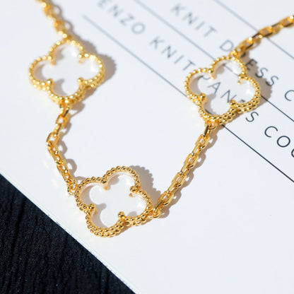 [Angela Jewellery] Armband mit Kleeblatt-Motiv und Bergkristall in Roségold