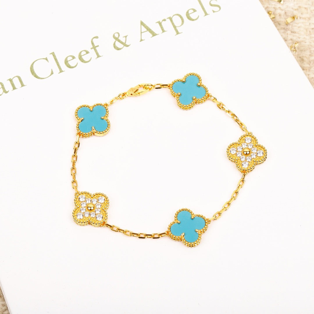 [Angela Jewellery] Armband aus türkisfarbenem Gold mit Kleeblatt-Motiv und Diamanten
