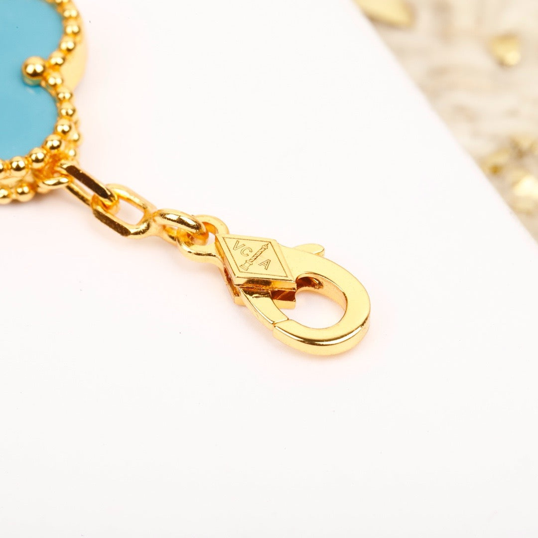 [Angela Jewellery] Armband aus türkisfarbenem Gold mit Kleeblatt-Motiv und Diamanten