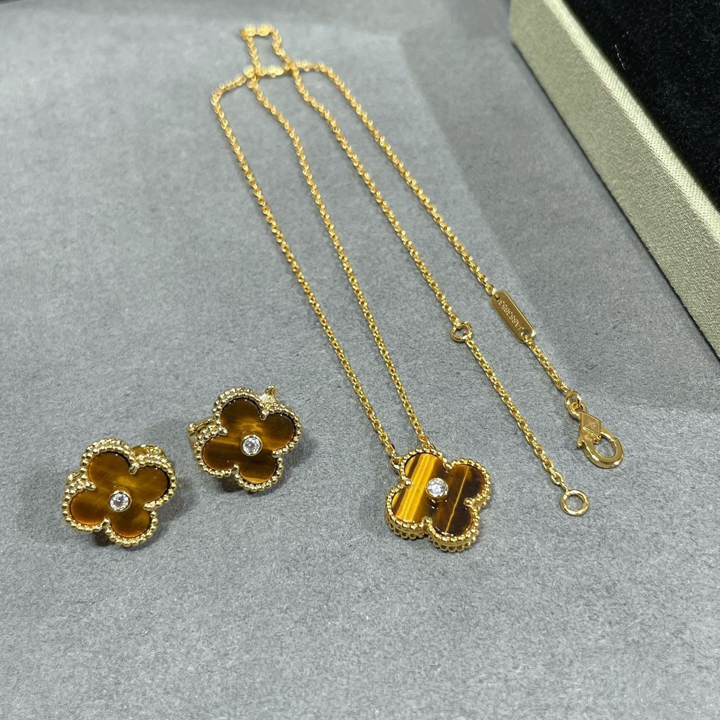 [Angela Jewellery]CLOVER 15MM DIAMOND AND YELLOW TIGER'S EYE AGATE necklace
