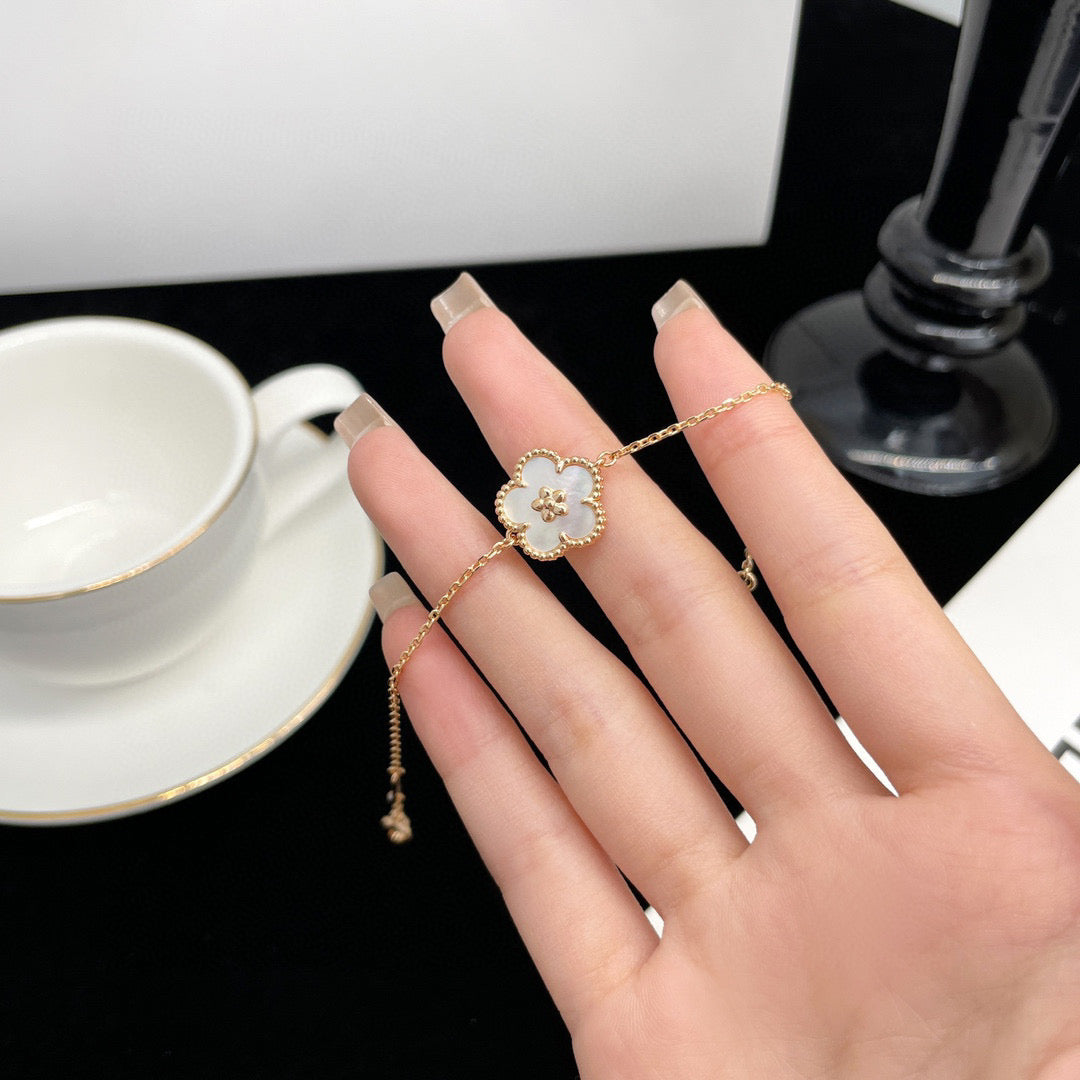 [Angela Schmuck] GLÜCKLICHES WEISSES PFLAUMENBLÜTENARMBAND