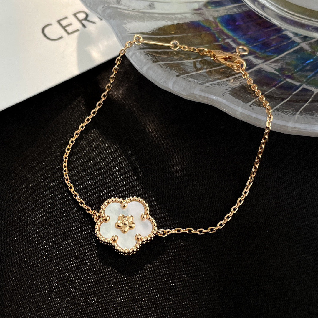 [Angela Schmuck] GLÜCKLICHES WEISSES PFLAUMENBLÜTENARMBAND