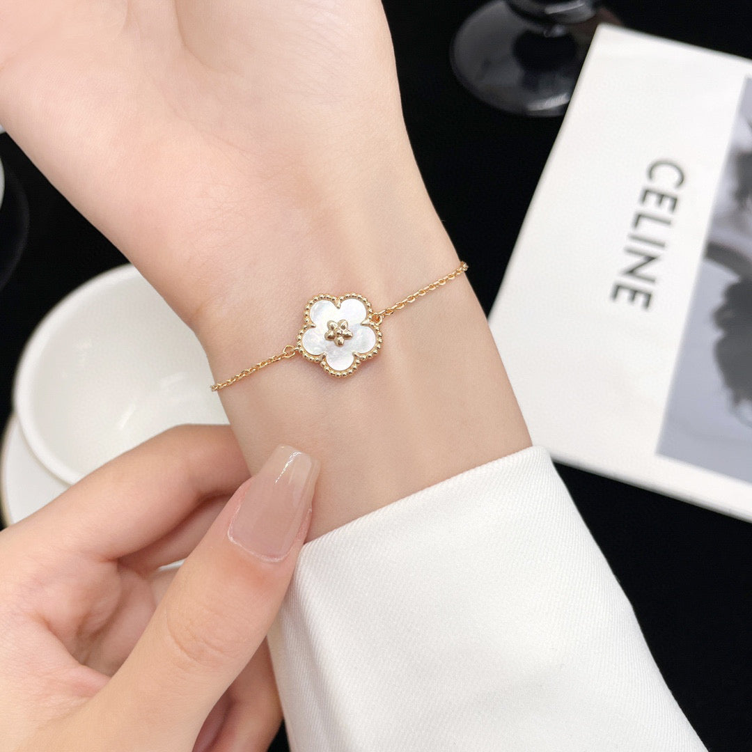 [Angela Schmuck] GLÜCKLICHES WEISSES PFLAUMENBLÜTENARMBAND