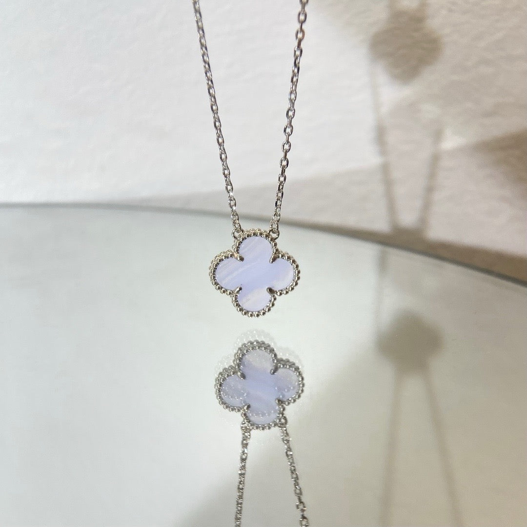 [アンジェラジュエリー]クローバー 15mm ブルーカルセドニーネックレス シルバー