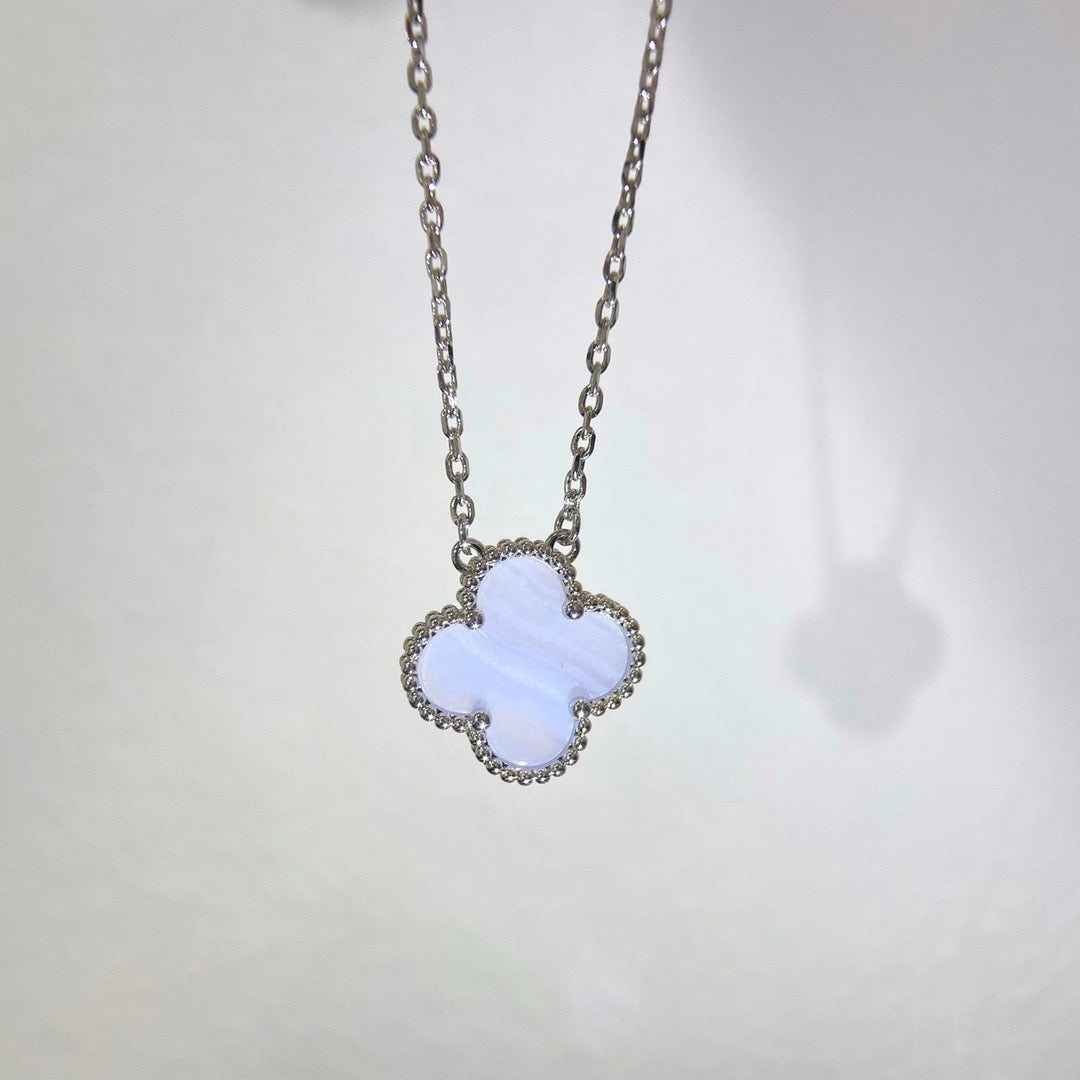 [アンジェラジュエリー]クローバー 15mm ブルーカルセドニーネックレス シルバー