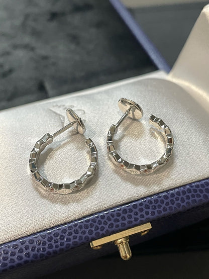 [Angela Schmuck]Ring in Form eines vierblättrigen Kleeblatts mit hohlem Design