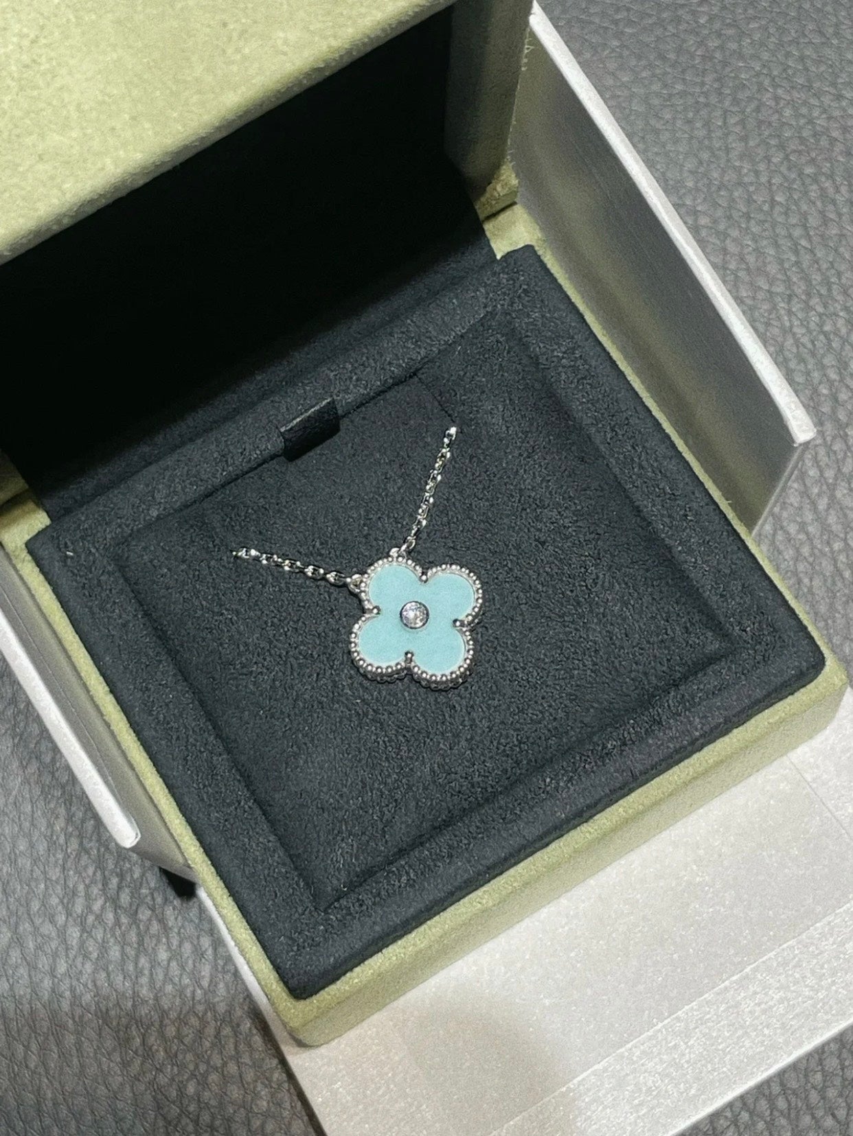 [アンジェラジュエリー]クローバー 1粒ダイヤモンド ライトブルー シルバーネックレス